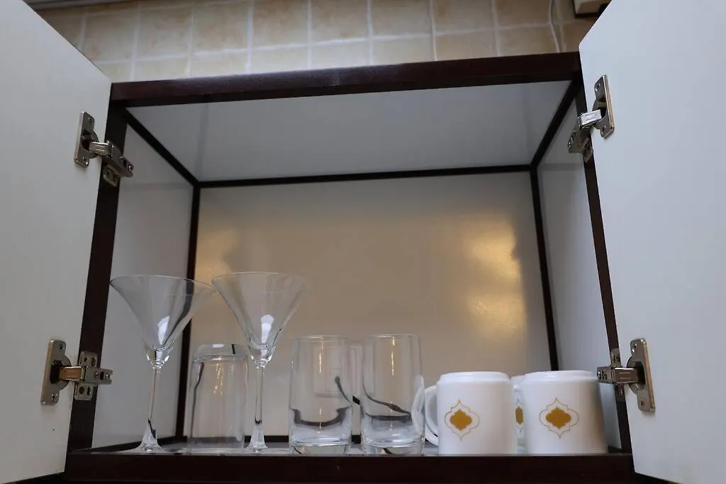 Charming Oasis: Your Cozy Studio Getaway Apartment Dubai