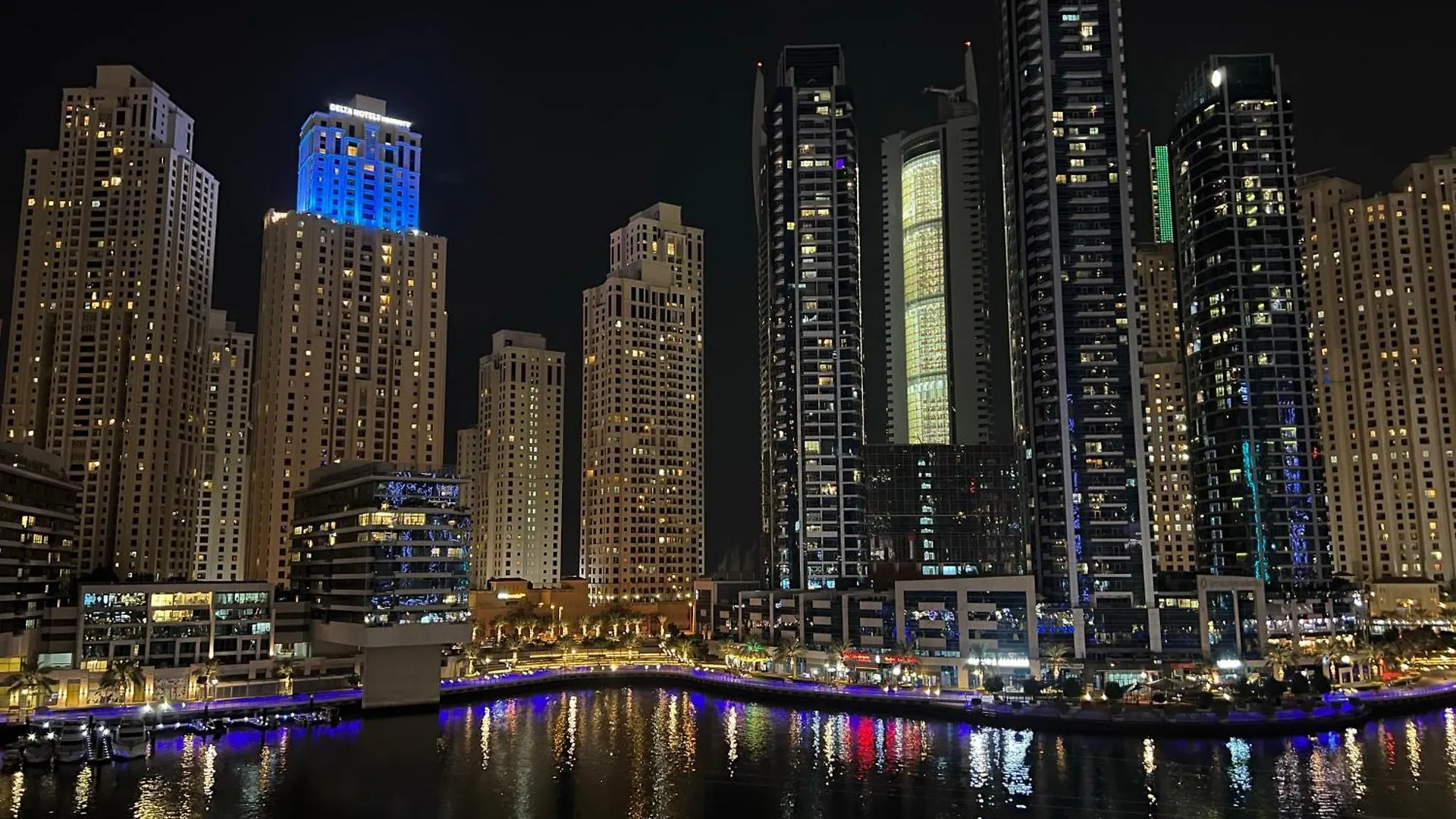 Charming Oasis: Your Cozy Studio Getaway Apartment Dubai